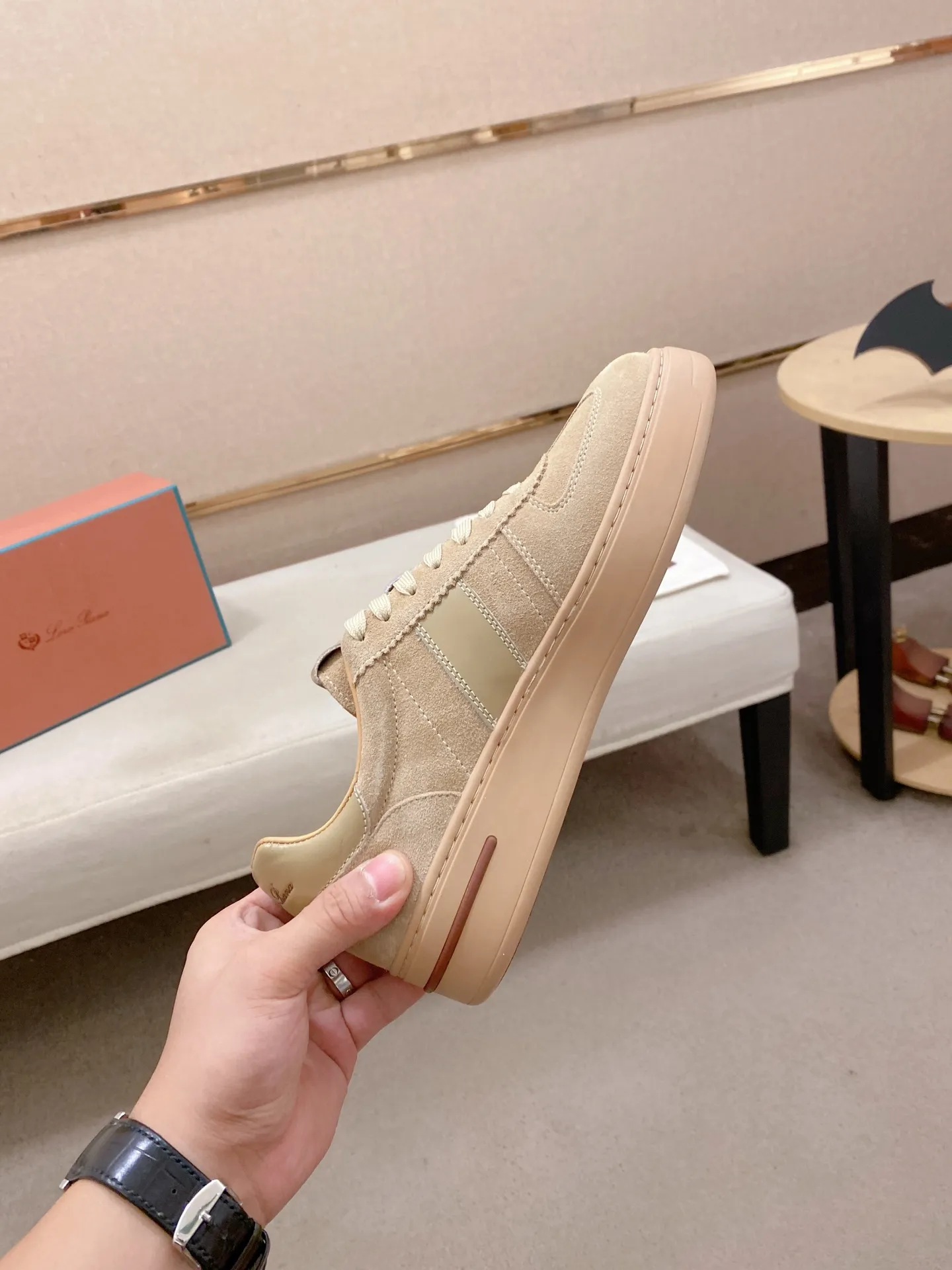 Men's shoes💰: 580💰🔥𝐥𝐨𝐫𝐨 𝐏𝐢𝐚𝐧𝐚 lp classic loafers, an Italian treasure brand, the only brand that can match Hermès! Only after wearing it do we realize that we can’t live up to our feet. The upper is made of imported first-layer cowhide with breathable fly-knit fabric, water-dyed cowhide foot pads, and the official original glass rubber outsole and pendant. Exclusive original packaging (tag ➕ brand paper ➕ outer box ➕ hand bag) code number: 38-44. Can be customized 45-46
